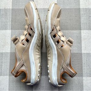 🚨 Last Call 🚨 Naturalizer Migrate Tan Suede Sneaker Size 8